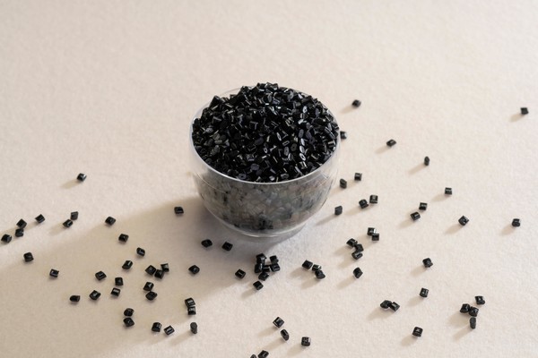 LG화학이 플라스틱을 활용해 개발한 정전도장 소재(제품명 LUCON TX5007). 사진=LG화학 제공