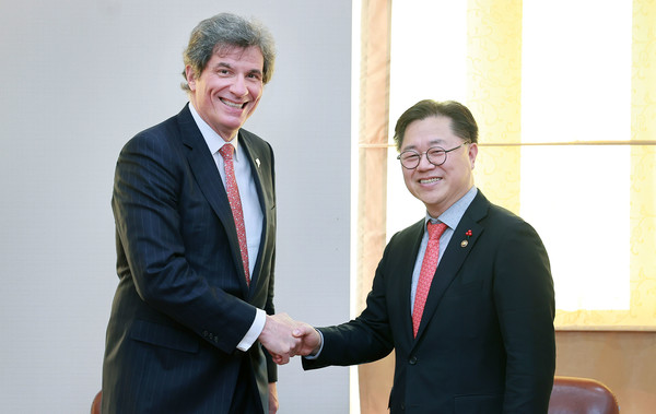 박일준 산업통상자원부 2차관(오른쪽)이 10일 정부서울청사 별관 접견실에서 호세 페르난데스 미국 국무부 경제성장, 에너지, 환경 차관을 만나 핵심광물 공급망 구축 협력 방안 등을 논의했다. 사진=산업부 제공