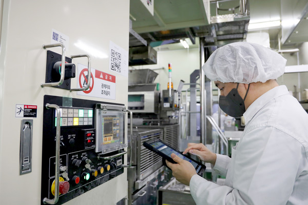 안전 관리자가 ‘SPC 안전점검 앱‘을 활용해 설비 안전점검을 진행하고 있다. 사진=SPC 제공