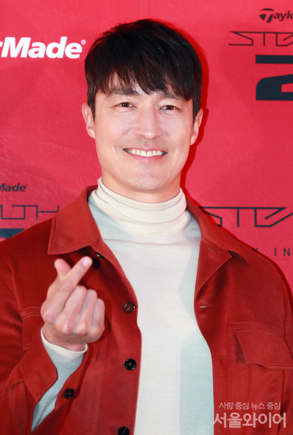 배우 다니엘헤니가 행사에 참석, 포즈를 취하고 있다.