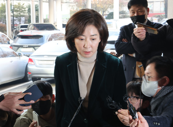 나경원 전 의원이 11일 서울 동작구청에서 열리는 신년인사회에 참석하며 대기 중이던 취재진의 질의에 답하고 있다. / 사진=연합뉴스