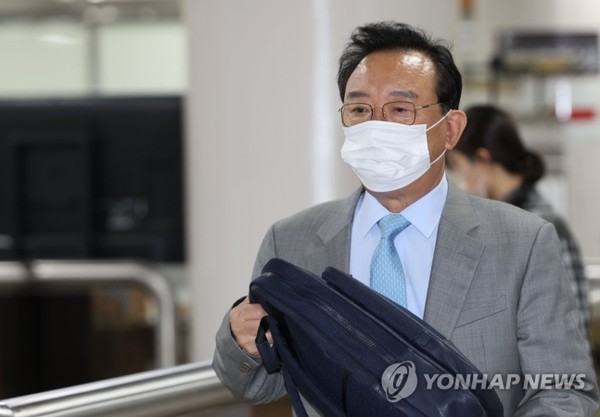 송철호 전 울산시장이 지역 중고차 사업가로부터 금품을 받은 혐의로 불구속 기소됐다. 사진=연합뉴스