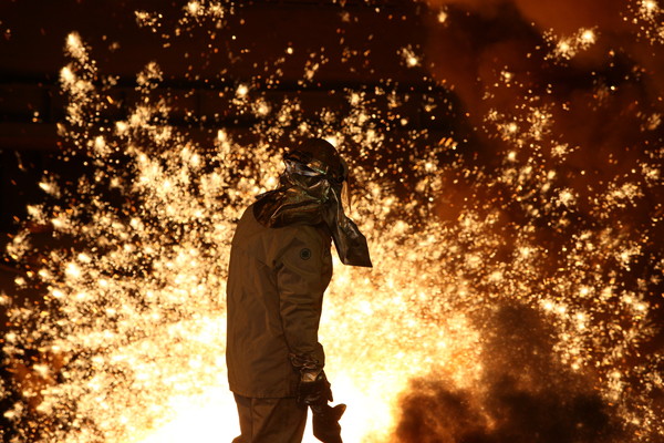 포스코 포항제철소 직원이 고로에서 나오는 쇳물을 지켜 보고 있다. 사진=포스코 제공