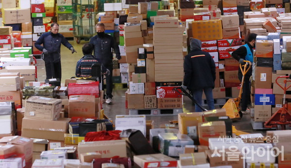 동서울우편물류센터 관계자들이 택배 분류 작업을 하고 있다.