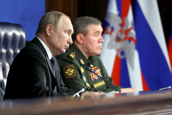 블라디미르 푸틴 대통령(왼쪽)과 자리를 함께한 발레리 게라시모프 장군 (타스=연합뉴스)