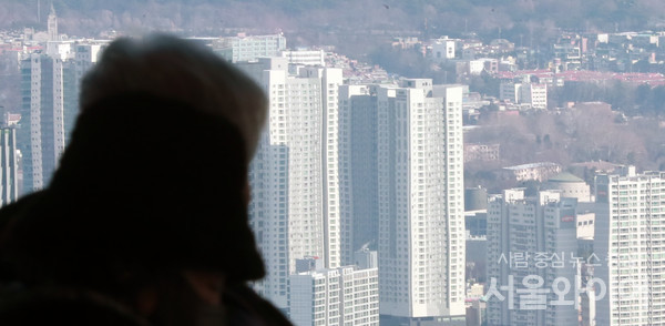 23일 오전 서울 영등포구 여의도 63빌딩 전망대에서 바라본 아파트 모습