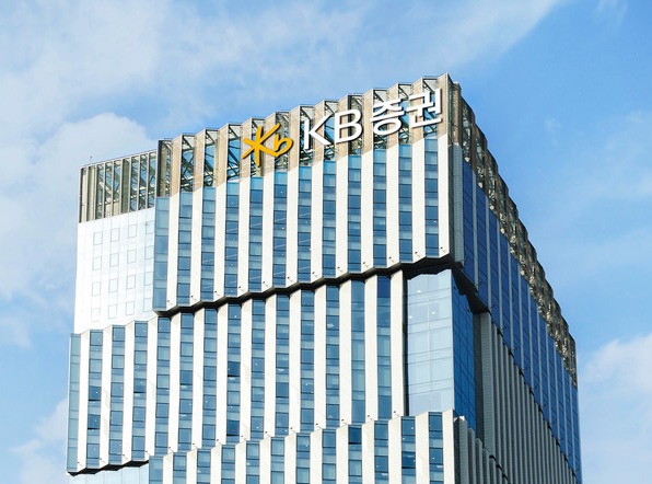 KB증권이 라임자산운용 펀드(라임AI스타3호 펀드, 이하 라임펀드) 판매와 관련해 처벌을 받는 것은 면했으나, 대신 펀드 판매수수료 우회수취건으로 5억원의 벌금을 내게 됐다. 사진=KB증권 본사 사옥