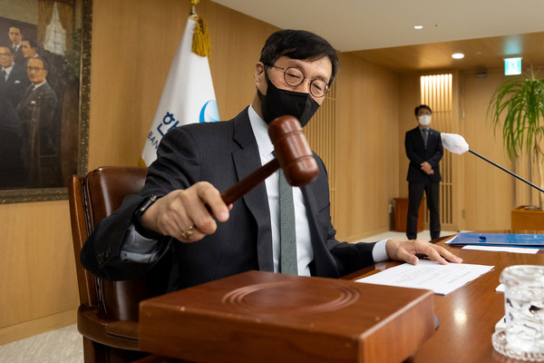 이창용 한국은행 총재가 13일 서울 중구 한국은행에서 금융통화위원회 회의를 주재하고 있다. 사진=사진공동취재단
