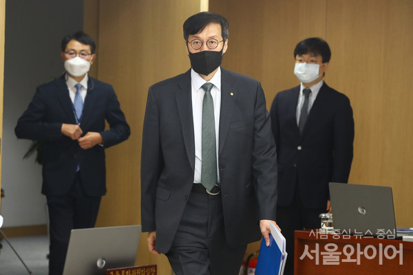 이창용 한국은행 총재가 금융통화위원회 본회의에 참석하고 있다.