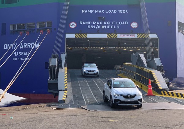 수출명 르노 뉴 아르카나가 프랑스 땅에 발을 디딛고 있다. 사진=르노코리아 제공