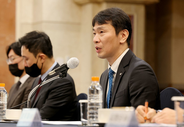 이복현 금융감독원장이 13일 오전 서울 여의도 켄싱턴 호텔에서 열린 기관전용 사모펀드 운용사 CEO 간담회에서 인사말을 하고 있다. / 사진=연합뉴스