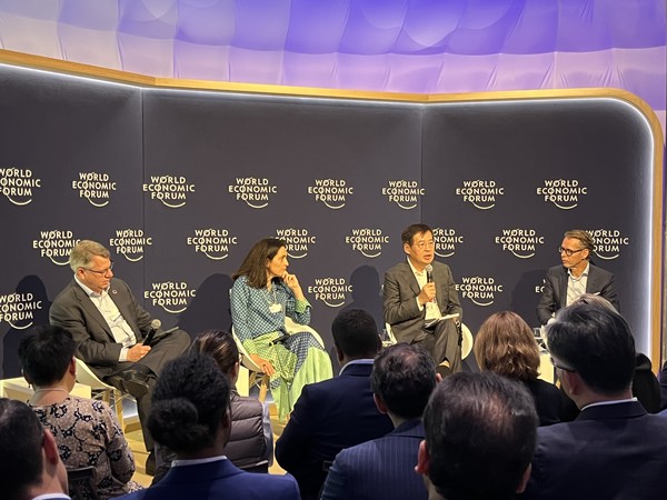 신학철 LG화학 부회장(왼쪽부터 세번째)이 지난해 세계경제포럼 '넷제로 경쟁에서 이기는 법' 세션에서 패널로 참석해 글로벌 인사들과 토론하고 있다. 사진=LG화학 제공