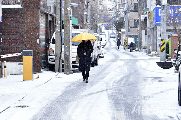 16일 날씨는 전국이 흐린 가운데 오전까지 눈비가 내릴 전망이다. 일부 산간지방은 오후까지도 눈비가 이어진다.  사진=서울와이어DB