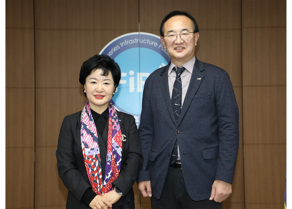 강신숙 수협은행장(왼쪽)과 박경철 어촌어항관리공단 이사장이 기념사진을 찍고 있다. / 사진=Sh수협은행