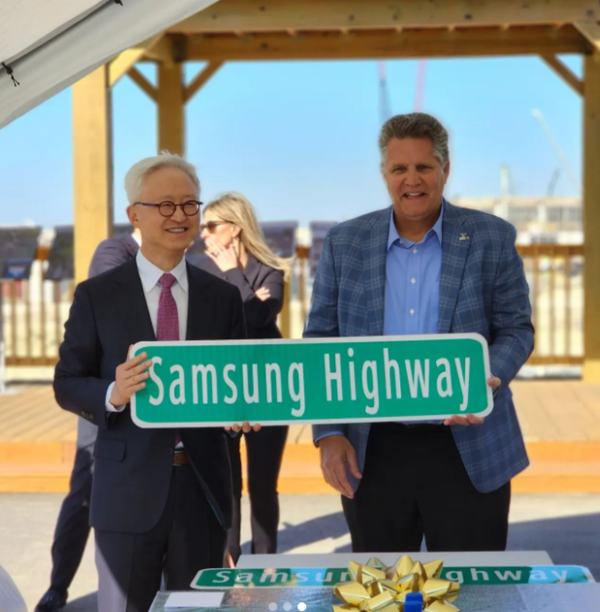 경계현 삼성전자 사장이 테일러시 파운드리공장 건설현장에서 ‘삼성하이웨이(Samsung Highway)’라고 적힌 표지판을 보여주며 기념촬영을 하고 있다. 사진=경계현 삼성전자 사장 인스타그램 캡처