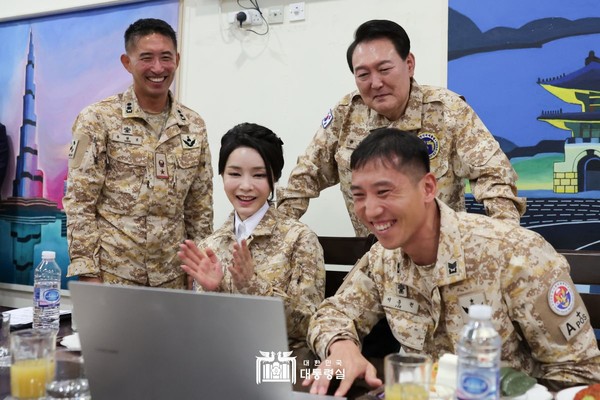 윤 대통령 내외는 15일(현지시간) UAE 아크부대를 방문해 장병을 격려하고 간담회 등을 가졌다. 사진=대통령실 제공