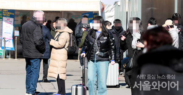 수도권과 강원에 한파특보가 내려진 가운데, 서울역 인근 시민들이 한껏 움츠린 채 잰 걸음으로 이동하고 있다. / 사진=이태구 기자