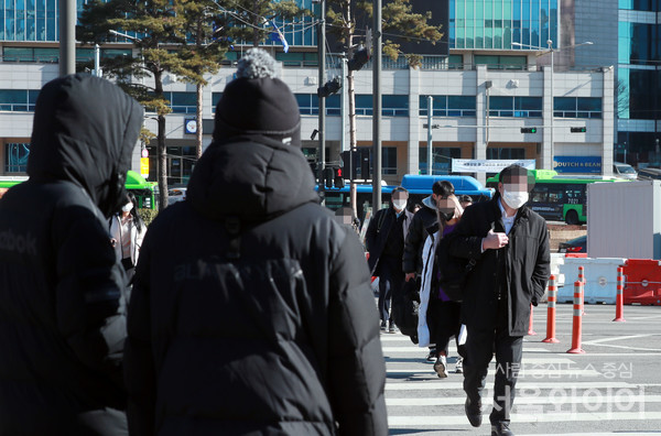 서울역 일대 시민들이 이동을 하고 있ㄷ.