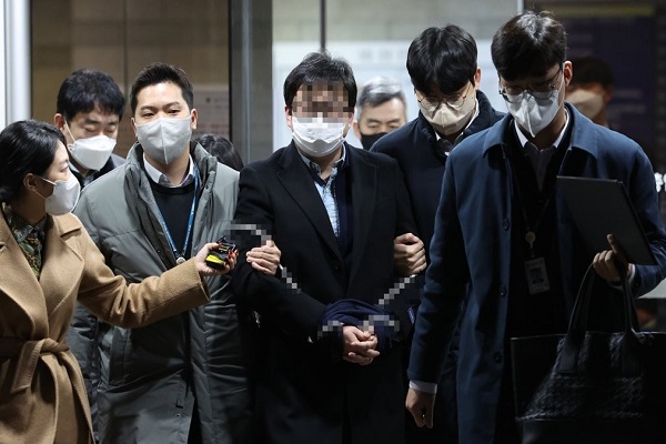 제주도에서 사망한 '빌라왕' 배후세력으로 지목된 부동산 컨설팅업체 대표 신모씨가 구속되고 있다. 사진=연합뉴스 제공