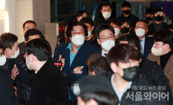 김성태 전 쌍방울 그룹 회장이 인천공항을 통해 입국하고 있다.