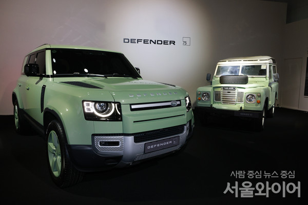 재규어 랜드로버 코리아가 디펜더 출시 75주년 기념 리미티드 에디션' 차량(왼쪽)을 국내 최초 공개했다.