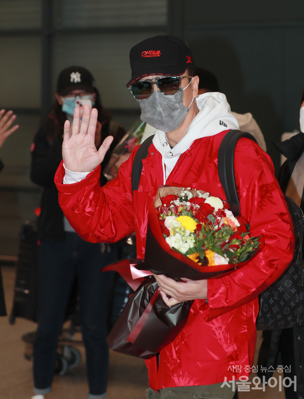 배우 견자단이 인천공항을 통해 입국해 팬들에게 손인사를 하고 있다.