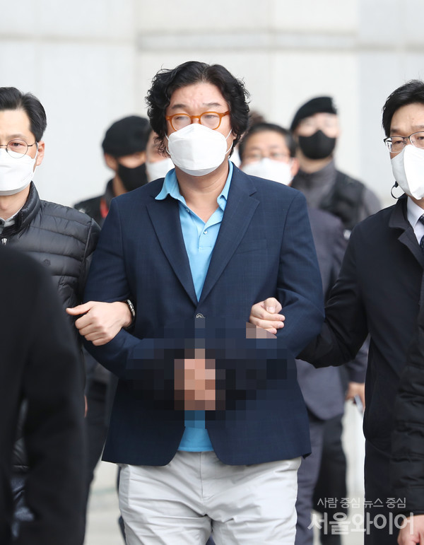 김성태 전 쌍방울 그룹 회장이 인천공항을 통해 입국 후 검찰로 송치되고 있다. / 사진=이태구 기자