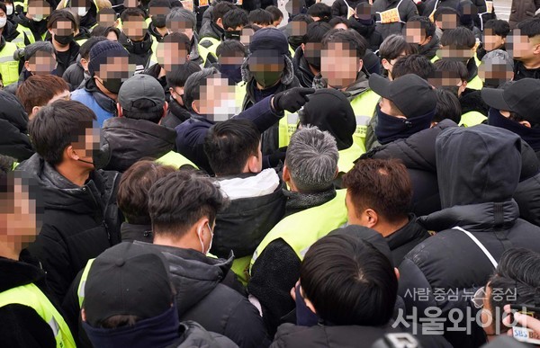 스카이72 강제집행이 진행된 가운데, 스카이72 직원들과 법원 관계자들이 대치하고 있다. / 이태구 기자