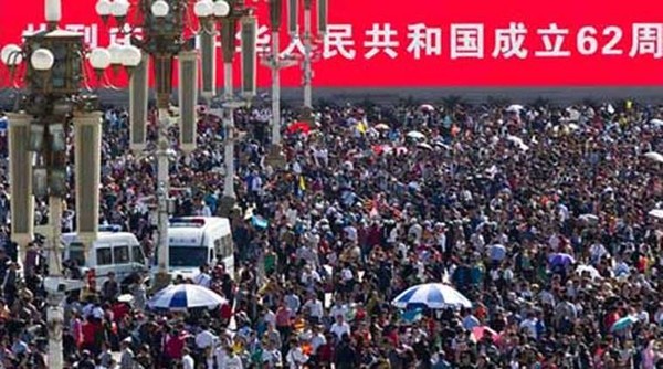 중국의 인구가 작년 61년만에 처음으로 감소하면서 인구재앙의 길로 들어섰다