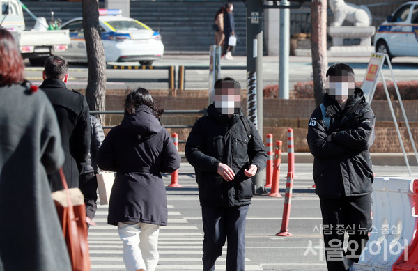 급격히 추워진 날씨에 서울역 일대 시민들이 두꺼운 옷차림으로 이동하고 있다.  사진=이태구 기자