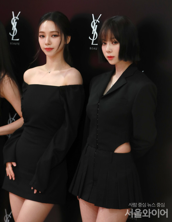 에스파의 카리나와 윈터가 행사에 참석, 포즈를 취하고 있다.