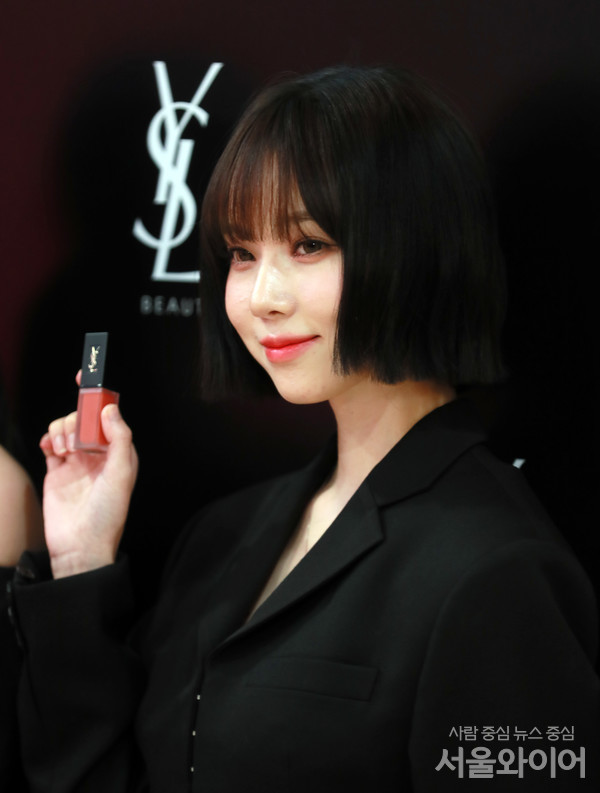 에스파의 윈터가 행사에 참석, 포즈를 취하고 있다.