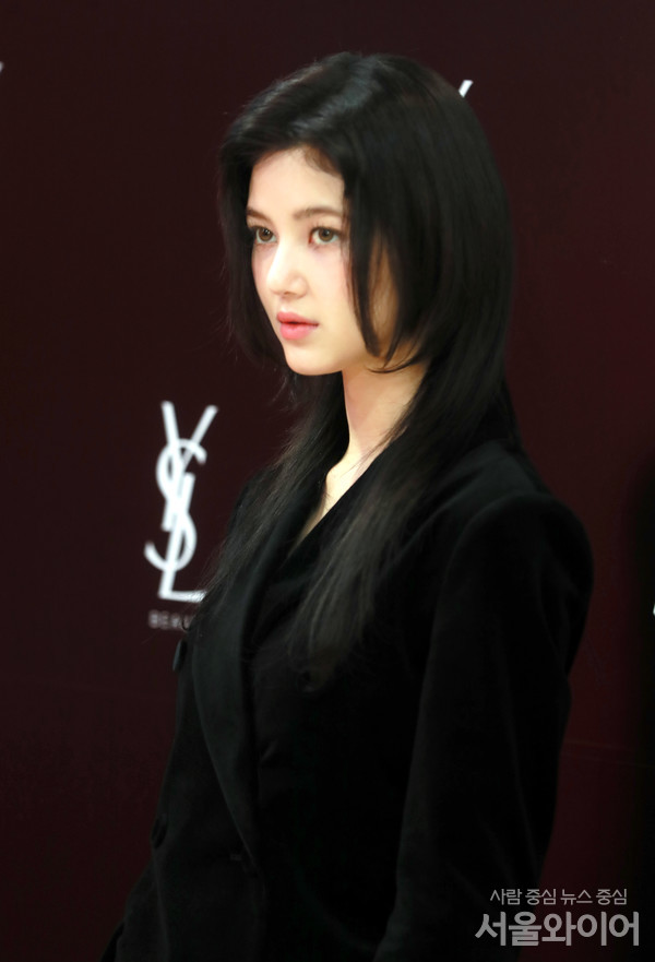 뉴진스의 다니엘이 행사에 참석, 포즈를 취하고 있다.