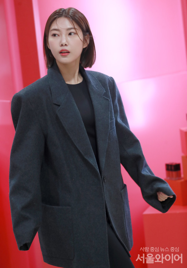 환승연애2에 출연한 박나언이 행사장으로 입장하고 있다.