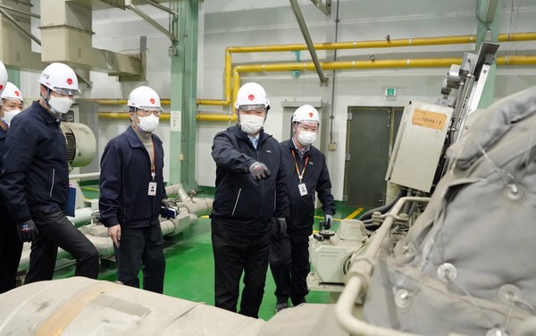 정용기 한국지역난방공사 사장(왼쪽부터 세번째)이 경영진과 설 연휴를 앞두고 사업장을 찾아 안전 취약 실태를 점검하고 있다. 사진=한국지역난방공사 제공