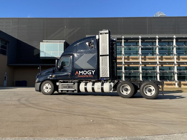 SK이노베이션이 투자한 암모니아 기반 수소 연료전지 시스템 아모지(Amogy)가 이달 초 미국 뉴욕주 스토니브룩대에서 세계 최초로 암모니아를 동력원으로 활용한 대형트럭을 주행하는데 성공했다. 사진=SK이노베이션 제공