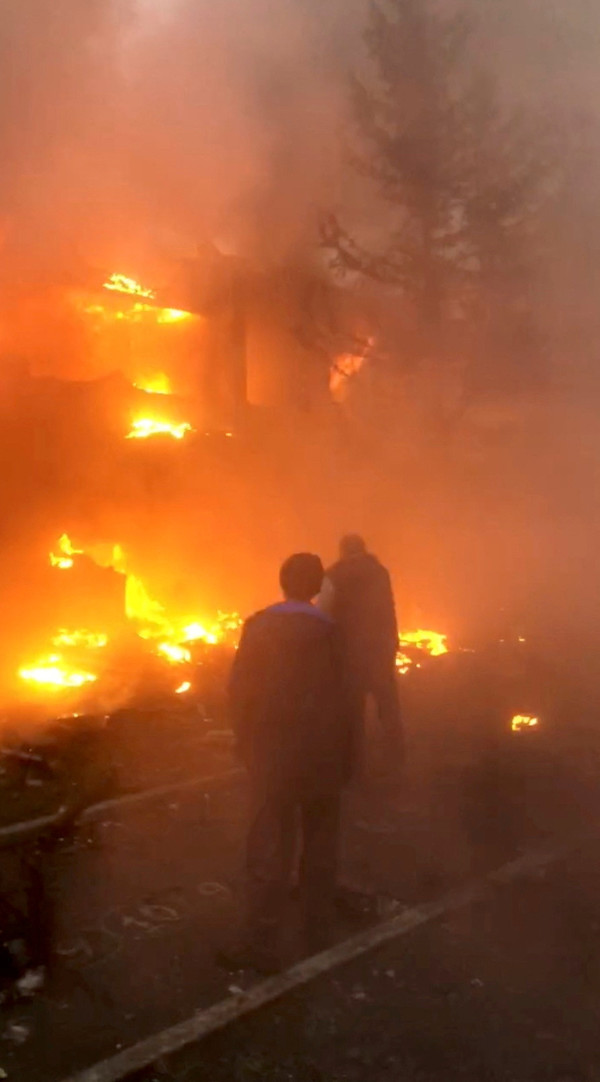 우크라이나의  수도 키이우 외곽에서 헬기가 추락해  내무부장관 등 관료 6명을 포함한 14명이 숨지는 참사가 발생했다. (로이터=연합뉴스)