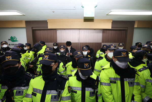 서울경찰청 강력범죄수사대가 건설현장 불법행위와 관련해 양대노총 건설노조를 압수수색한 19일 오전 서울 영등포구 민주노총 건설노조 서울경기북부지부 사무실에 앞 경력이 배치돼 있다. / 사진=연합뉴스