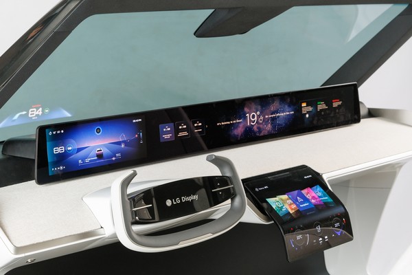 LG디스플레이의 차량용 P-OLED로 구성된 디지털 콕핏. 사진=LG디스플레이 제공