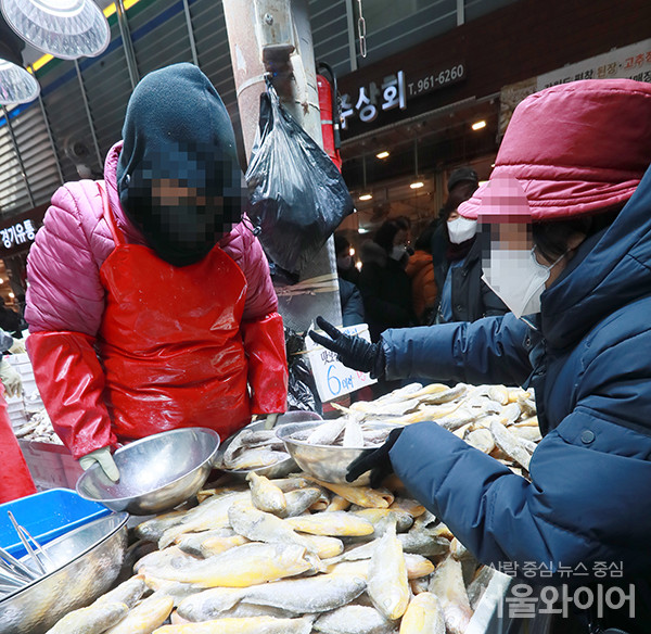 경동시장을 찾은 시민이 재수용품을 구매하고 있다.