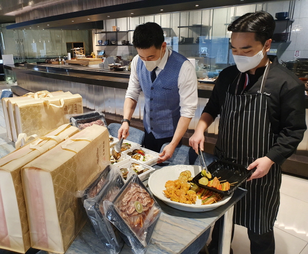 19일 바디프랜드 본사 사내 식당에서 직원복지팀 F&B파트 직원들이 명절 음식들을 포장하고 있다. 사진=바디프랜드 제공