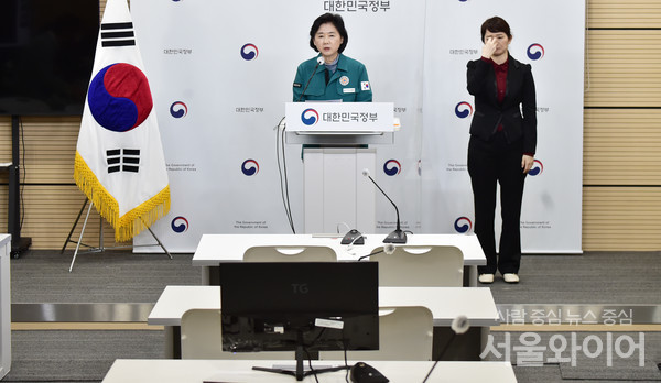 지영미 질병관리청장이 20일 실내 마스크 해제와 관련한 브리핑을 하고 있다.