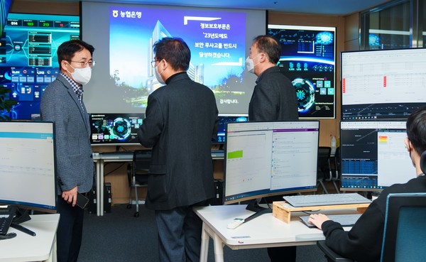 이석용 NH농협은행장이 20일 경기도 의왕시 NH통합IT센터를 찾아 비상대응체계를 점검하고 있다. / 사진=NH농협은행