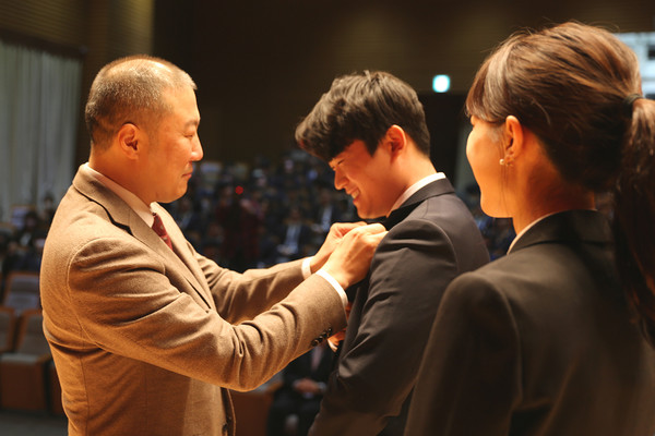 구자은 LS그룹 회장이 지난 19일 경기도 안성에 위치한 LS미래원을 찾아 공채 신입사원 입사식에 참석해 뱃지를 달아주는 등 격려의 말을 전했다. 사진=LS그룹 제공 