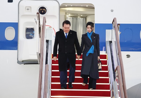 21일 오전 6시 윤석열 대통령 부부가 해외 순방을 마친 뒤 공군1호기에서 내리고 있다. [사진=연합뉴스]