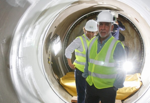 중국이 건설한 코카코도 수력발전소를 점검하는 에콰도르 정부 관리. EPA=연합뉴스