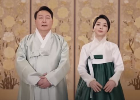 새해 인사를 전하는 윤석열 대통령 부부. [사진=윤석열 대통령 유튜브 캡쳐]