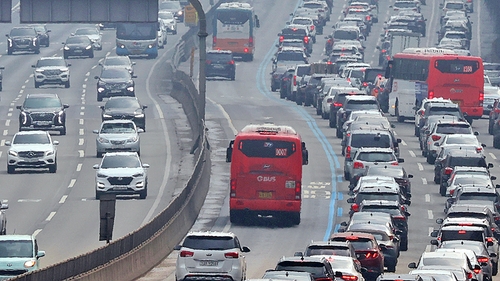 한국도로공사에 따르면 21일 오후 1시 기준 승용차로 서울 요금소를 출발해 전국 주요 도시까지 걸리는 예상시간은 부산 6시간40분, 울산 7시간10분, 대구 6시간30분, 광주 4시간40분, 강릉 3시간50분, 대전 3시간이다. 사진=연합뉴스