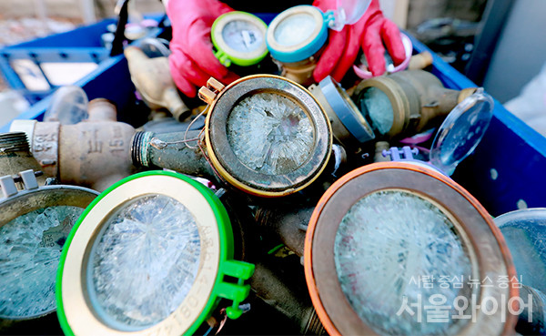 전국 한파특보가 내려진 12일 오후 서울 종로구 중부수도사업소 효자가압장에 동파된 수도계량기들이 쌓여있다. 사진=서울와이어DB