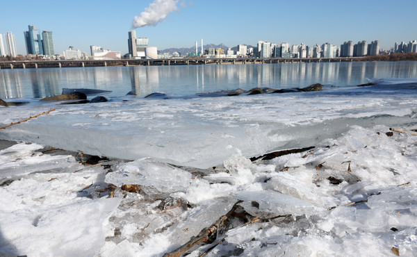 강추위로 얼어붙은 한강변 (연합뉴스 자료사진)